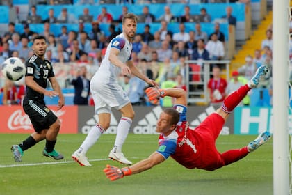 Hannes Halldórsson va abajo y evita un gol argentino