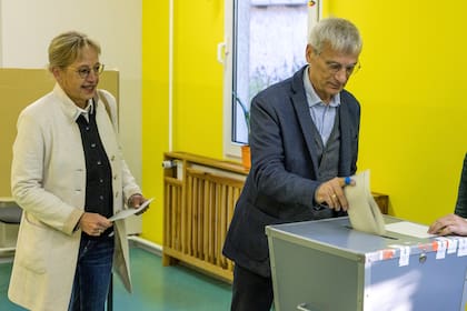 Hans-Christoph Berndt, candidato del AfD en las elecciones de Brandeburgo, y su esposa depositan su sufragio el 22 de septiembre del 2024 en Potsdam, Alemania. (Frank Hammerschmidt/dpa via AP)