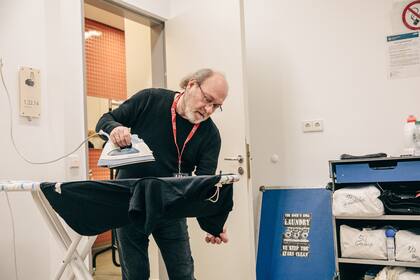 Hans-Jürgen Topf a veces dedica tres o cuatro horas diarias a planchar la ropa de los artistas en gira.