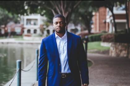 Hansel Moore dedica dos horas semanales a su trabajo secundario, y genera US$3000 al mes de ingresos pasivos