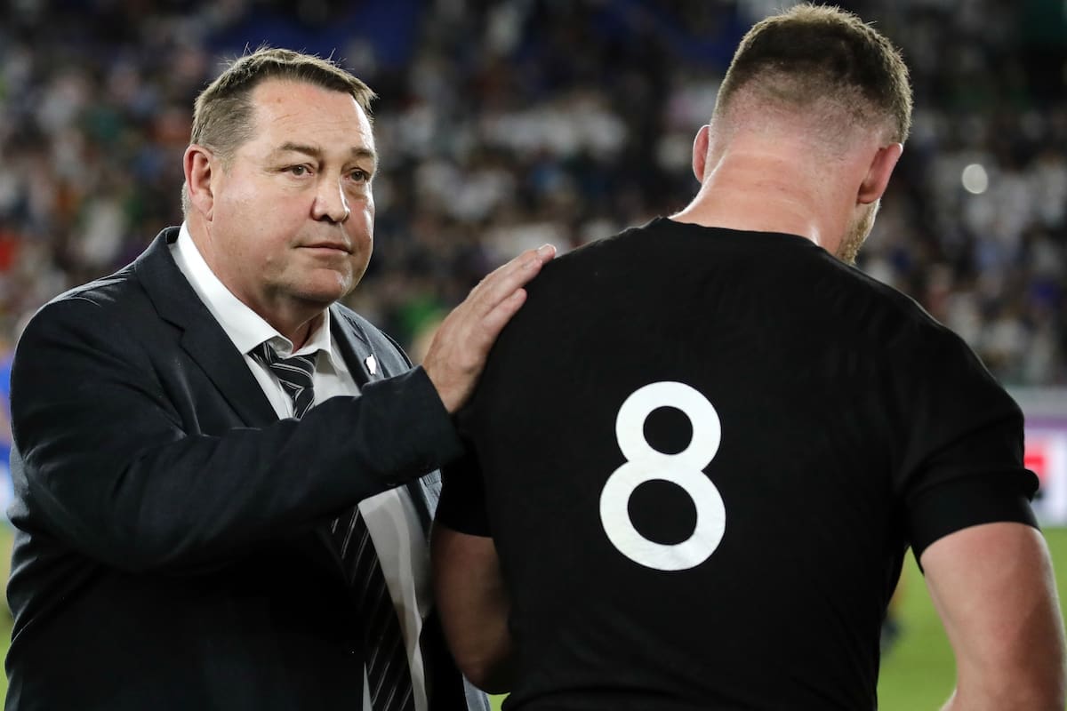 Hansen trata de consolar a Kieran Read, pero ambos están abatidos