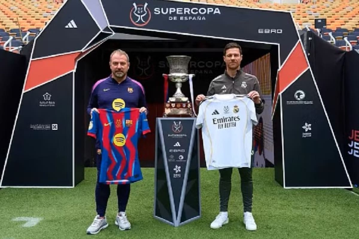 Hansi Flick y Xabi Alonso posan en la previa con el trofeo de la Supercopa de España, que Barcelona y Real Madrid disputarán este domingo en Arabia Saudita