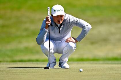 Haotong Li dice haber engordado siete kilos por la cuaretena mientras estaba en su casa de Shanghái "sin nada que hacer"; ahora es el líder del primer major del año al cabo de la mitad inicial.