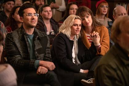 Dan Levy, Kristen Stewart, Mackenzie Davis en Feliz Novedad (Netflix), la prueba que la diversidad no está reñida con el mejor espíritu de las fiestas
