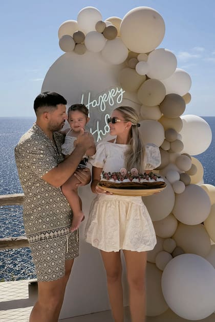 ¡Happy birthday! La cumpleañera, con un vestido de estilo romántico off white. La escoltan su hija Olivia y su amor, Sergio “Kun” Agüero, lookeado con un conjunto de camisa y pantalón corto