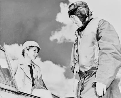 Harald en la cabina de un Fairchild Cornell junto a un piloto voluntario noruego en la base aérea de "Little Norway". (The National Nordic Museum).