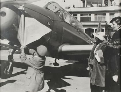 Harald junto a sus hermanas, las princesas Ragnhild y Astrid, en la presentación del Fairchild Cornell bautizado ‘El Gaucho IV’, en la Escuela de vuelo Little Norway. (Camp Little Norway Association).