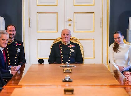 Harald V, Haakon e Ingrid Alexandra, entonces los tres primeros nombres en la línea sucesoria noruega