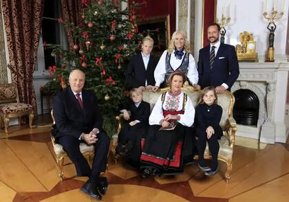 Harald y Sonja incorporaron a Marius a su vida familiar después del casamiento de Mette-Marit y Haakon, en 2001. Para entonces, el chico tenía apenas cuatro años