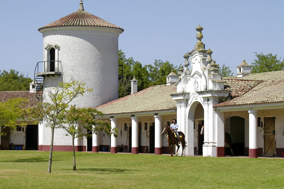 Haras El Paraíso, uno de los más antiguos de la zona de Capitán Sarmiento, que con más de 70 años de actividad emplea a 53 trabajadores