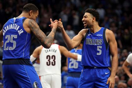 Hardy anota 25 y Mavericks remontan para imponerse 117-111 a Blazers