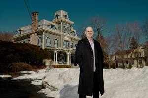 Harlan Coben posa frente a su casa construida en 1865. "Se parece a la de la familia Addams, pero con más color", dice