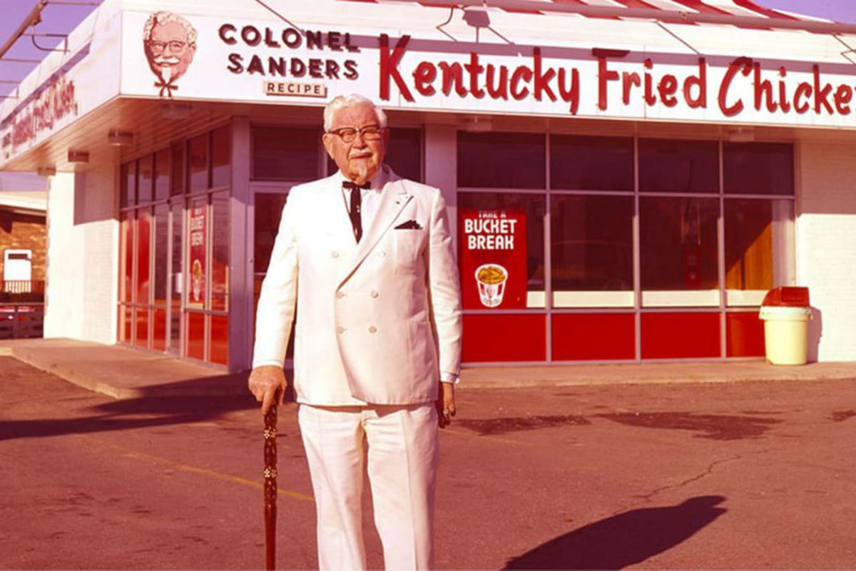 Harland Sanders, creador de KFC, nació en 1890 y sus primeros años de vida estuvieron marcados por la temprana muerte de su padre