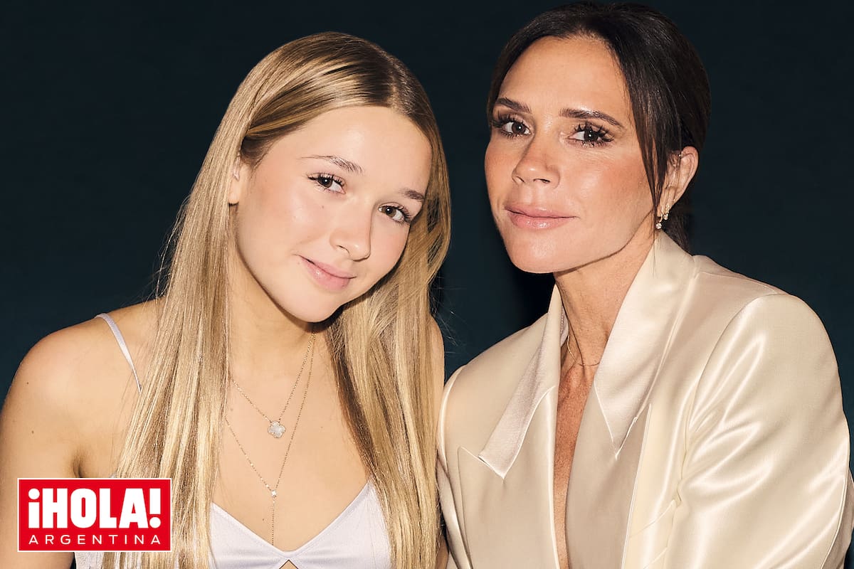 Harper, con su madre, Victoria, con quien comparte el gusto por la ropa del mismo estilo. “Aunque a menudo se la considera una niña de papá, Harper se siente realmente inspirada por su madre”, aseguran