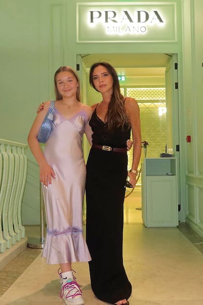 Harper eligió un vestido de satén diseñado por su mamá, que acompañó con unas zapatillas Nike con cordones morados. El regalo de cumpleaños fue una reedición de una de las icónicas carteras Prada, con brillos.