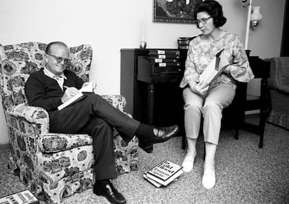 Harper Lee, su amiga de infancia, lo acompañó durante los primeros meses de entrevistas en Kansas, según consta en la biografía Capote (1988) de Gerald Clarke