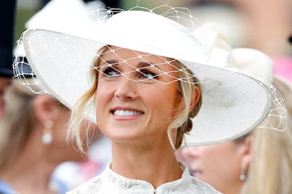 Harriet Spierling, flamante mujer de Peter Phillips, destacó con su sombrero blanco de estilo nupcial