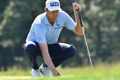 Harris English es uno de los escoltas de Johnson en el campo de Norton, Massachusetts, que este sábado tuvo tormenta y no facilitó tanto los birdies.