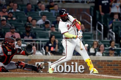 Harris y Ozuna conectan hits clave y Bravos vencen 2-1 a Rojos en diez entradas