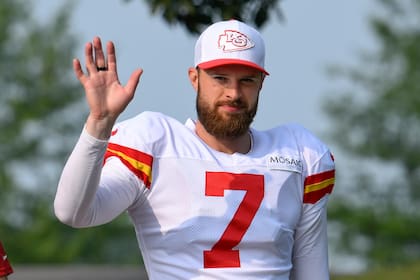 Harrison Butker, el pateador estrella de los Kansas Chiefs, saludó a los hinchas antes de la conferencia de prensa previa al Super Bowl