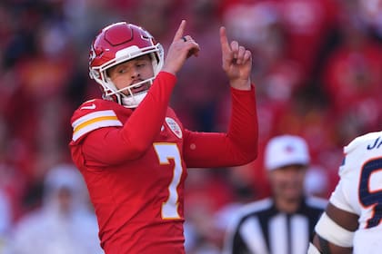 Harrison Butker, pateador de los Chiefs de Kansas City, celebra después de acertar un intento de gol de campo de 28 yardas durante la segunda mitad del partido de la NFL en contra de los Broncos de Denver, el domingo 10 de noviembre de 2024, en Kansas City, Missouri. (AP Foto/Charlie Riedel)