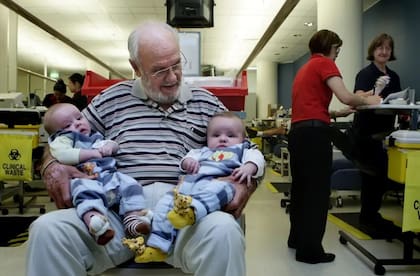 Harrison conoció a muchos de los bebés cuyas vidas salvó, aunque fue un pequeño porcentaje en los 2,4 millones de niños que vivieron gracias a él.