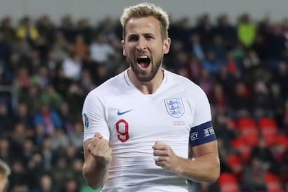 Harry Kane festeja su gol contra República Checa en el partido válido por las eliminatorias rumbo a la Eurocopa.