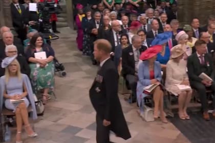 Harry causó furor en una de las invitadas (Captura video)