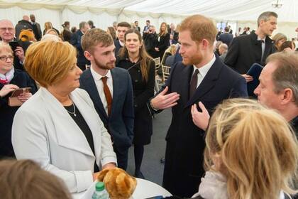 Harry dialoga con Owen Richards, sobreviviente de la masacre de Túnez de 2015, y con la madre del joven en una ceremonia del año pasado en Birmingham