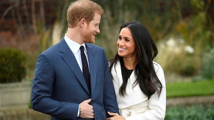 Harry empezó a usar el gesto de guardar la mano en su saco en la adultez