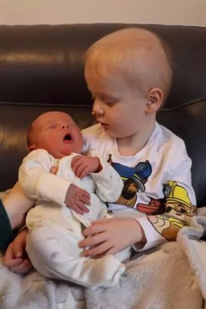 Harry en compañía de su hermanito Oscar