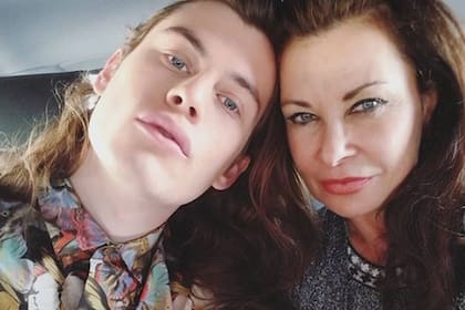 Harry Hains, de 27 años, era hijo de la actriz de V Invasión Extraterrestre, Jane Badler; como actor, había trabajado en The OA y American Horror Story