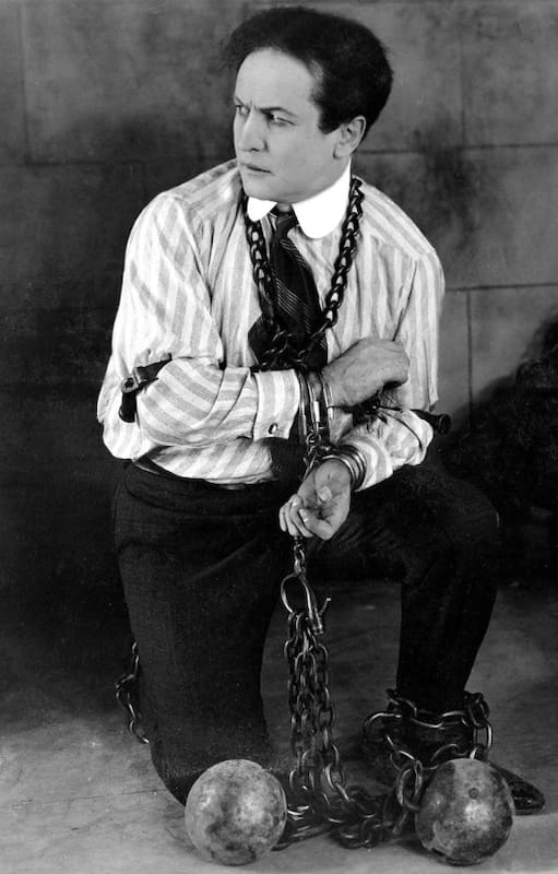 Harry Houdini fue uno de los ilusionistas y escapistas más famosos de la historia