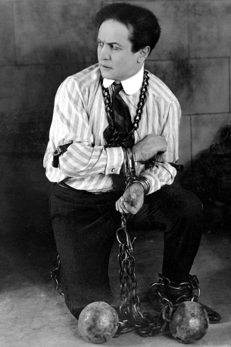 Harry Houdini fue uno de los ilusionistas y escapistas más famosos de la historia