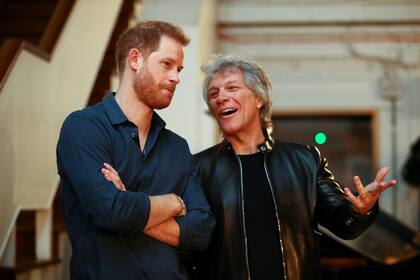 Harry y Jon Bon Jovi grabaron juntos una versión de "Unbroken", como un modo de concientizar acerca del sindrome de estrés postraumático en los veteranos de guerra