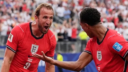 Harry Kane (9) celebra con su compañero Jude Bellingham (10) tras anotar el segundo gol en la victoria 2-0 de Inglaterra ante Panamá en el Grupo L del Mundial