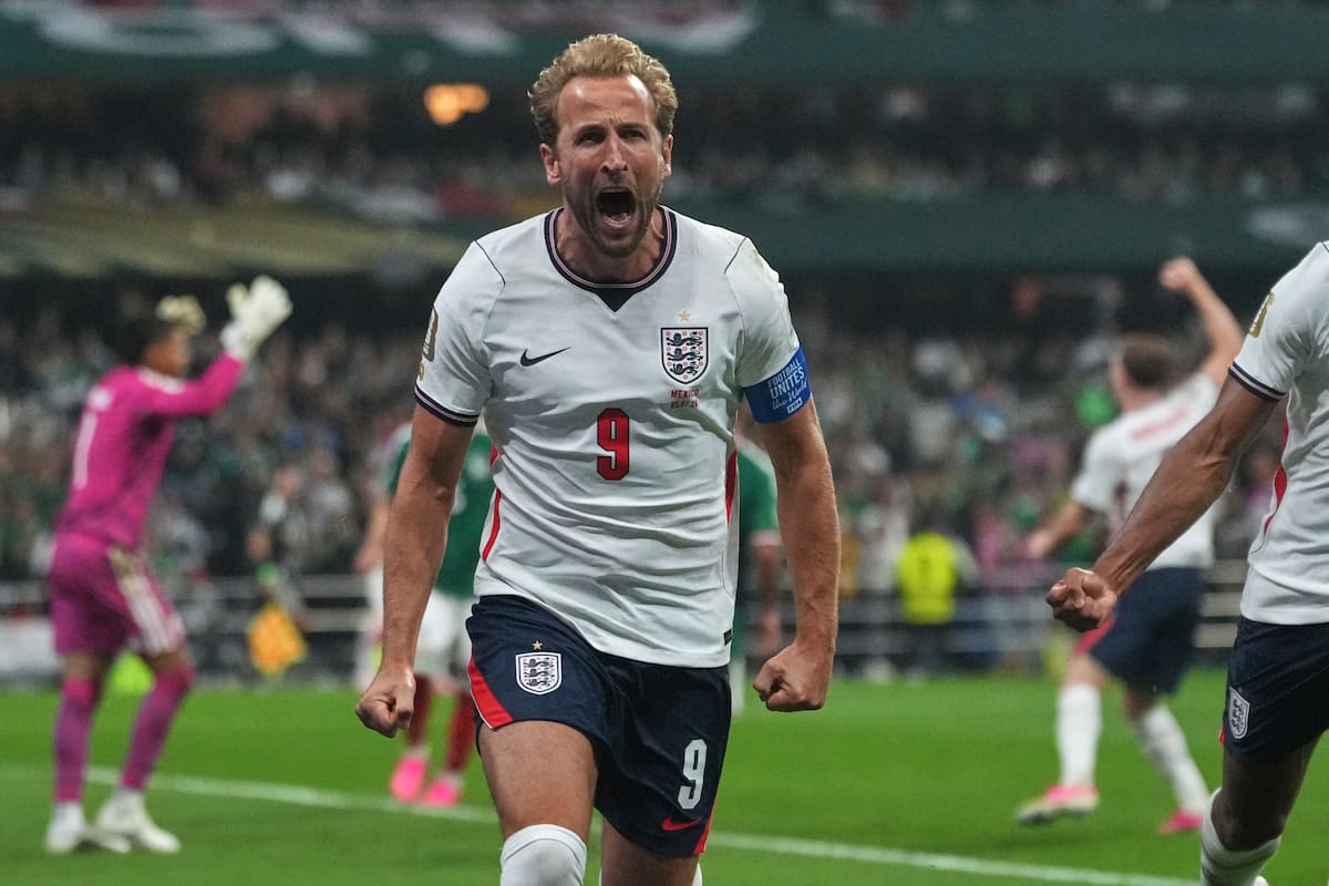Harry Kane (9) celebra tras anotar el tercer gol de Inglaterra en la victoria 3-2 ante México en los octavos de final del Mundial, el domingo 5 de julio de 2026, en la Ciudad de México (AP Foto/Eduardo Verdugo)