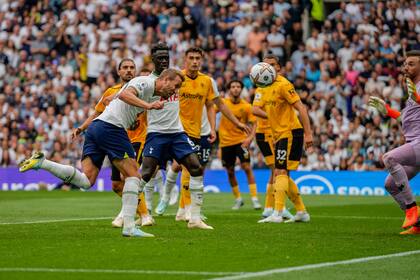 Harry Kane anota con un cabezazo el gol del triunfo del Tottenham ante el Wolverhampton
