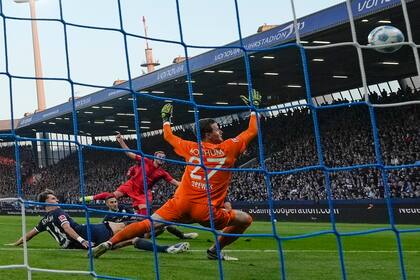 Harry Kane anota el tercer gol del Bayern Múnich ante Bochum en la Bundesliga, el domingo 27 de octubre de 2024, en Bochum. (AP Foto/Martin Meissner)