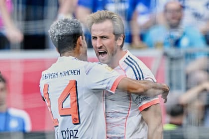 Harry Kane celebra con Luis Díaz su hat-trick para Bayern Munich ante Hoffenheim, por la Bundesliga