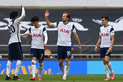 Harry Kane (centro) celebra tras anotar el primer gol de Tottenham en la victoria 2-0 ante Wolverhampton por la Liga Premier inglesa, el domingo 16 de mayo de 2021. (AP Foto/Shaun Botterill, Pool)