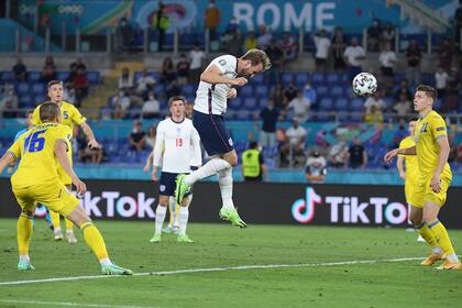 Harry Kane convierte su segundo gol y el tercero de su equipo durante el partido de Eurocopa que disputan Inglaterra y Ucrania, por los cuartos de final de la Eurocopa 2020.