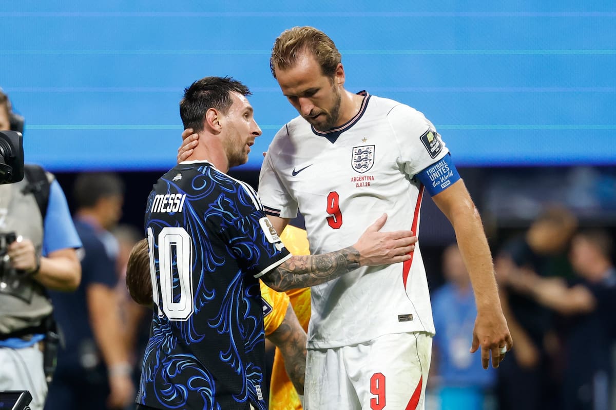 Harry Kane junto a Lionel Messi luego de que Inglaterra perdiera la semifinal de la Copa del Mundo contra la Argentina