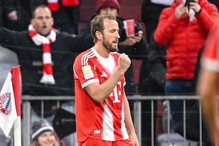 Harry Kane marca 2 goles, comete penal y Bayern aguanta para mantener el liderato en la Bundesliga