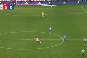 Harry Kane vio adelantado al arquero Marcel Schuhen e intentó desde el círculo central: fue el 5-0 para Bayern Munich