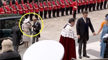 Harry le hizo un gesto a Meghan para que revisara su cuello después de salir del auto (Crédito: Captura de video/BBC)