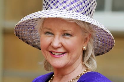 Harry llamó a su abuela para quejarse de la vestidora real Angela Kelly