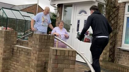 Harry Maguire, capitán y defensor del Manchester United sorprendió a los ancianos de su Mosborough natal