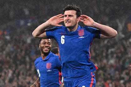 Harry Maguire, defensor de Inglaterra, ensaya un festejo a lo "Topo Gigio" luego de convertir el primer gol de su equipo en el 5-0 ante Albania, por las eliminatorias europeas.