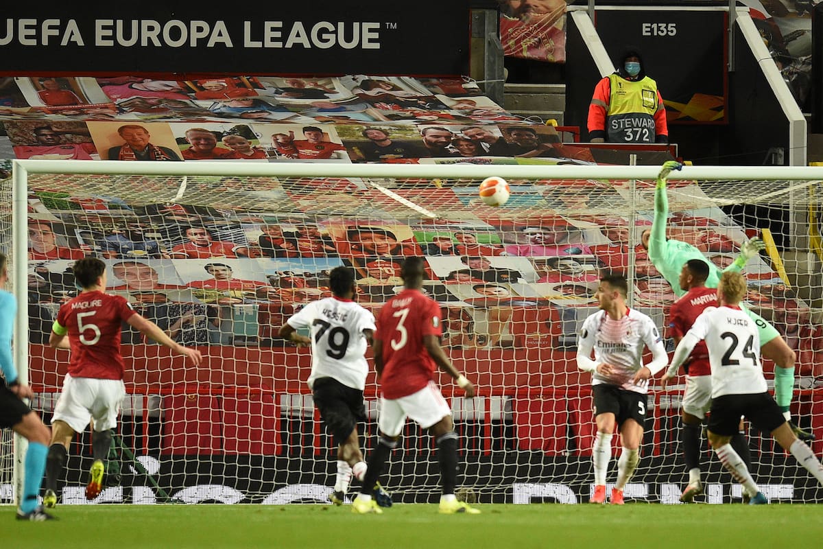 Harry Maguire (N° 5) va a recibir la pelota entrando por el segundo palo y su zurdazo, debajo del arco, dará en el poste y se irá desviado; Iban 0-0 ante Milan, por la Europa League, cuando el capitán de Manchester United desperdició esta oportunidad muy clara para convertir. (Photo by Oli SCARFF / AFP)